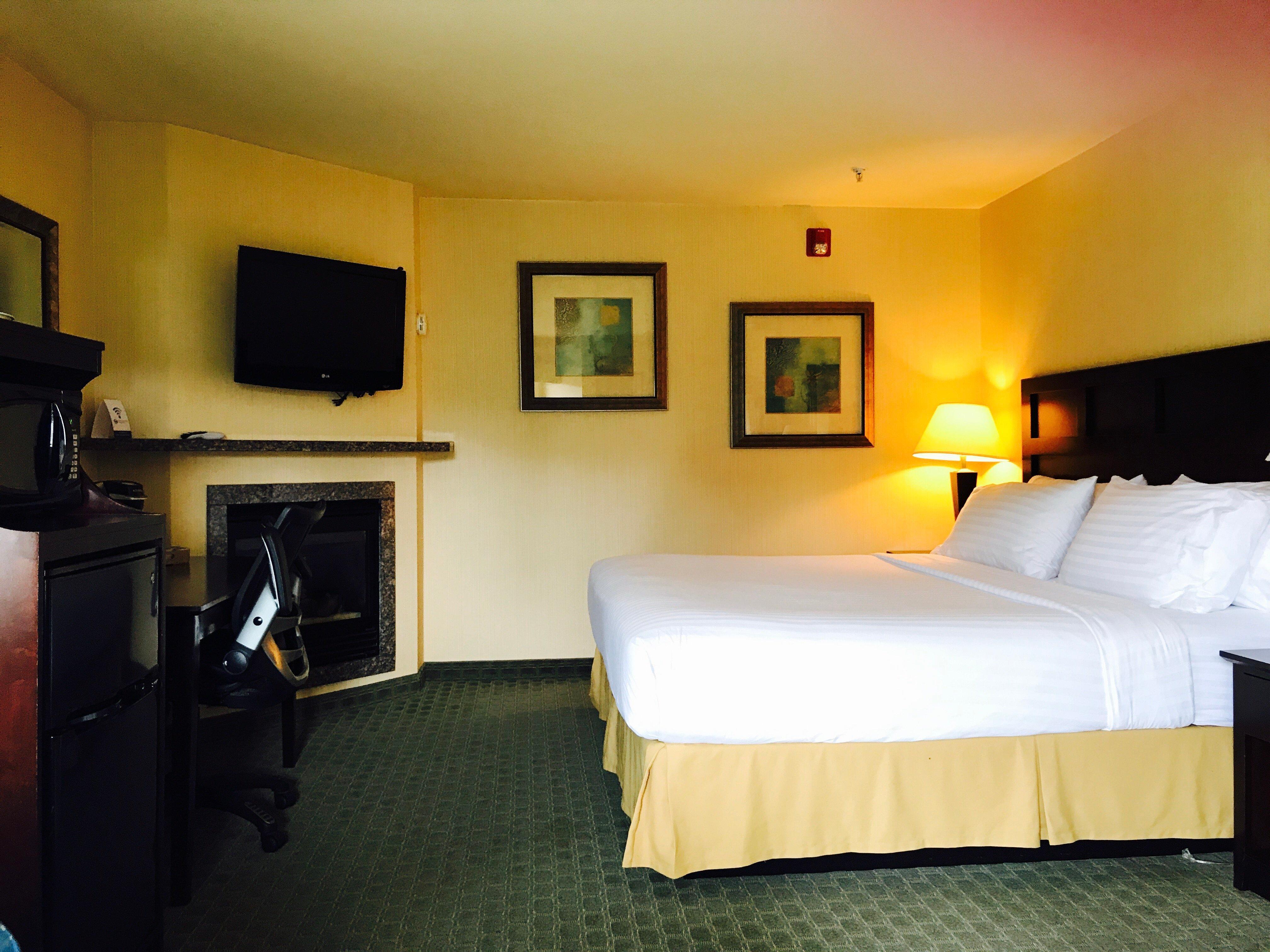 Holiday Inn Express Fort Bragg By Ihg Exterior photo