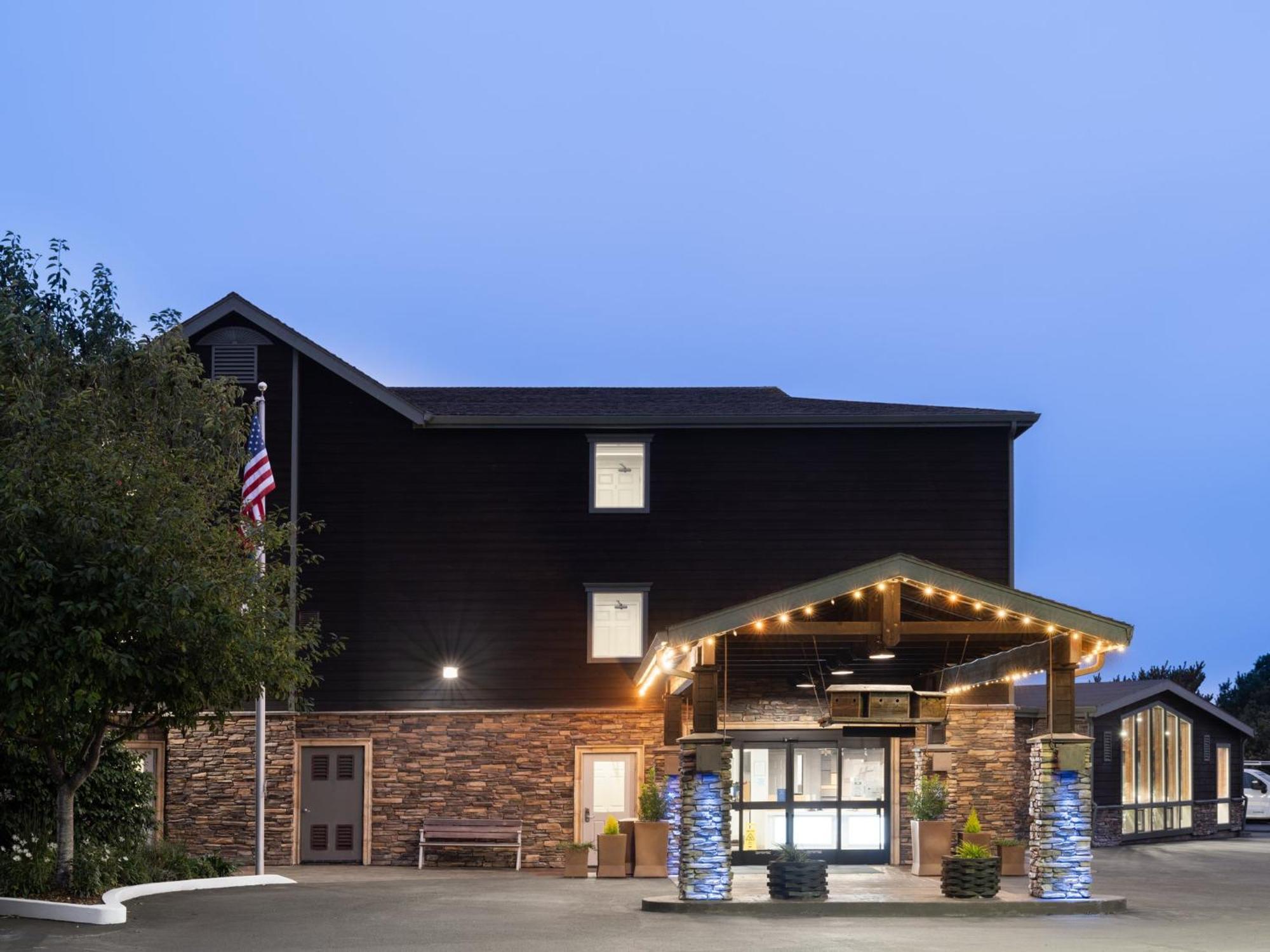 Holiday Inn Express Fort Bragg By Ihg Exterior photo