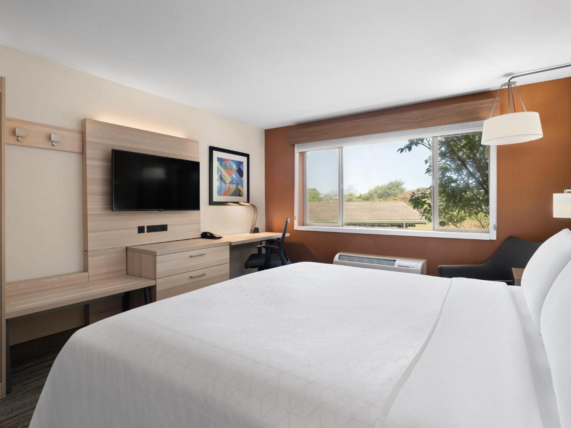 Holiday Inn Express Fort Bragg By Ihg Exterior photo