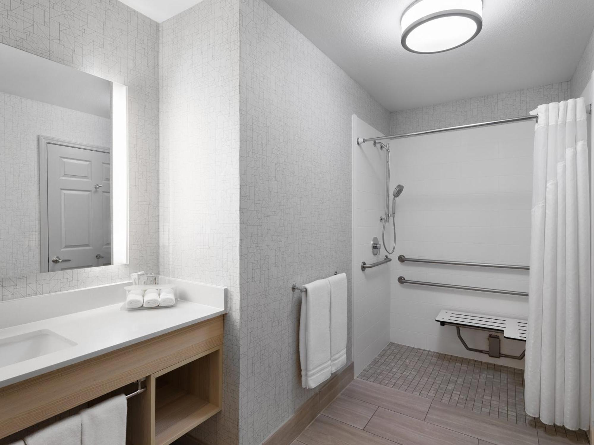 Holiday Inn Express Fort Bragg By Ihg Exterior photo